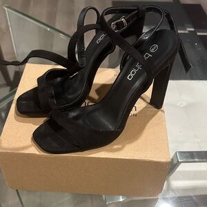 Boohoo Black Slim Block Barely There Heels
Worn once
UK 5 - US 7 (fits 7.5)
